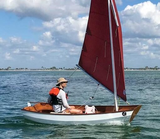 Pequeno veleiro em águas calmas