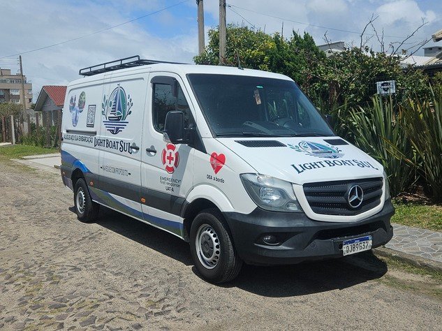 Unidade de Apoio Terrestre Light Boat Sul — furgão Sprinter 313 com identificação visual e suporte a transporte de embarcações e equipamentos